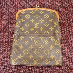 Louis Vuitton Monogram Kisslock Clutch Purse